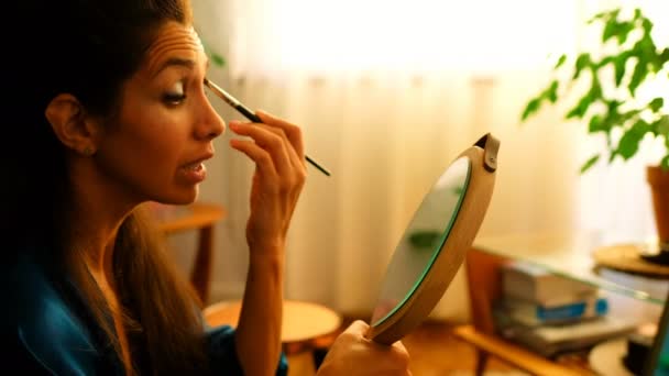 Female Video Blogger Applying Eyeshadow Front Mirror Home — Stock Video