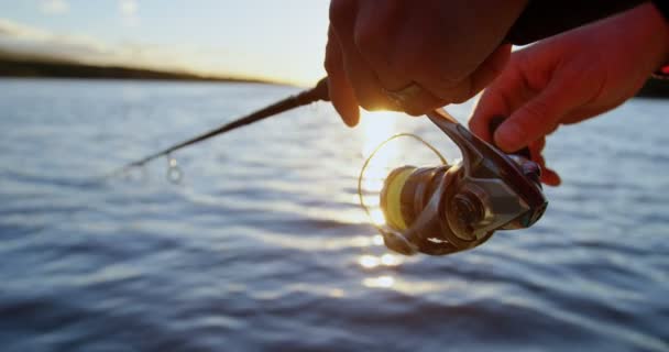 Nahaufnahme Eines Mannes Der Fluss Fischt — Stockvideo