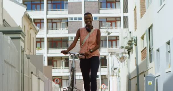 Mujer Feliz Caminando Con Bicicleta Calle Ciudad — Vídeos de Stock