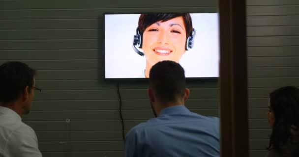 Visão Traseira Dos Executivos Que Fazem Videoconferência Escritório — Vídeo de Stock