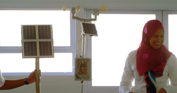 培训学院太阳能电池板的男 女飞行员培训 — 图库视频影像