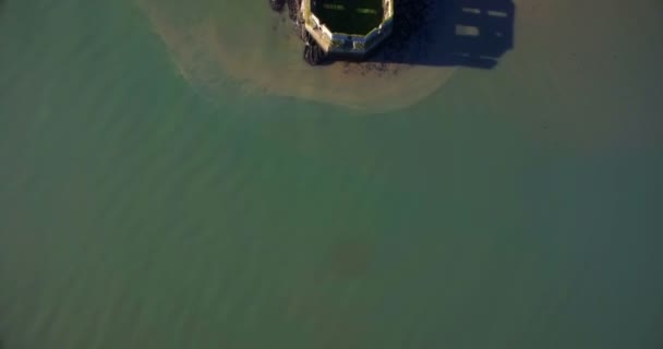 沿海悬崖旧废墟结构鸟瞰图 — 图库视频影像