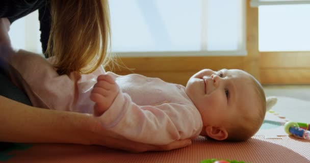 Primer Plano Madre Recogiendo Bebé Casa — Vídeo de stock