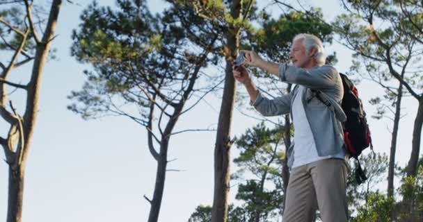 Senior Man Foto Met Mobiele Telefoon Het Platteland Een Zonnige — Stockvideo