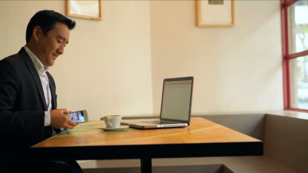 Επιχειρηματίας Χρησιμοποιώντας Κινητό Τηλέφωνο Στο Τραπέζι Στην Καφετέρια — Αρχείο Βίντεο