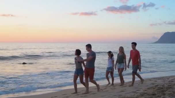 Ομάδα Φίλων Περπάτημα Στην Παραλία Κατά Διάρκεια Του Ηλιοβασιλέματος — Αρχείο Βίντεο