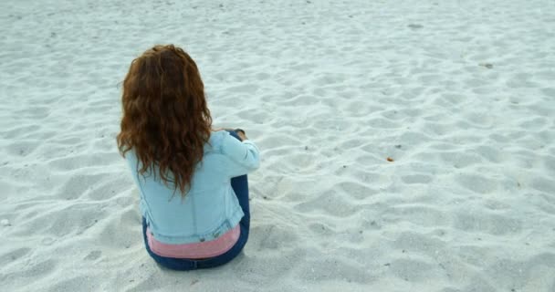 Doordachte Vrouw Ontspannen Het Strand Bij Schemering — Stockvideo