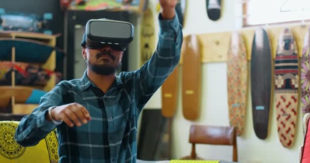 Man Met Behulp Van Virtual Reality Headset Workshop — Stockvideo
