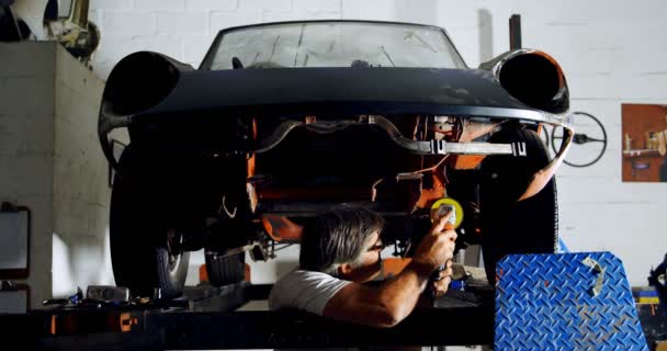 Mécanicien Masculin Utilisant Rectifieuse Dans Garage — Video