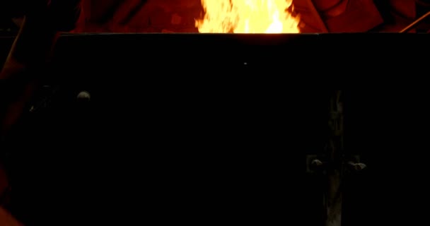 铁匠把煤放在壁炉的车间4K — 图库视频影像