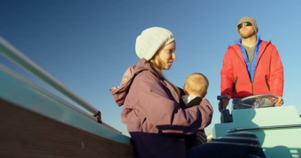 Parents Avec Bébé Voyageant Bateau Moteur Sur Rivière — Video