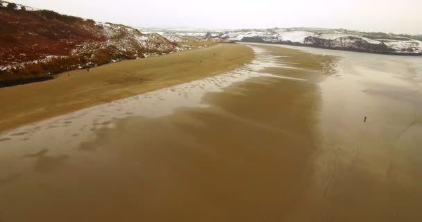Veduta Aerea Delle Onde Del Mare Rotolamento Sulla Spiaggia — Video Stock
