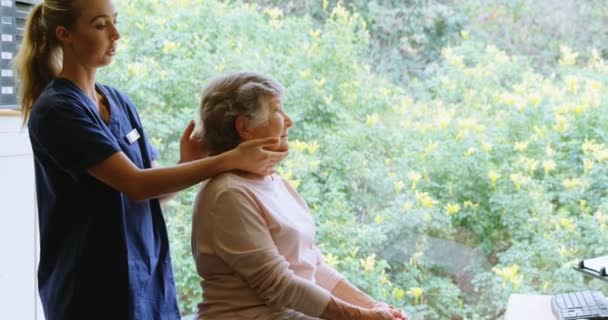 Fisioterapeuta Dando Terapia Cervical Para Mulher Idosa Clínica — Vídeo de Stock