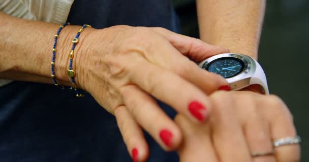 Zbliżenie Starszy Kobieta Studio Fitness Pomocą Zegarka Smartwatch — Wideo stockowe