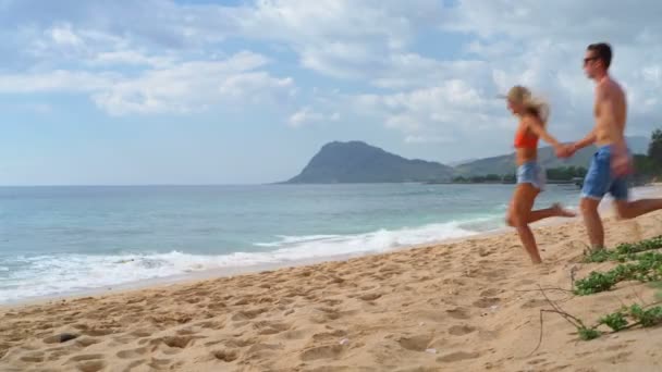 Jovens Casais Correndo Praia — Vídeo de Stock