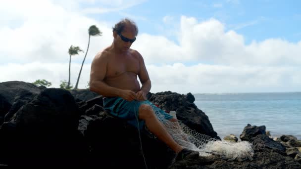 Старший Рибалка Тримає Рибальську Сітку Пляжі — стокове відео
