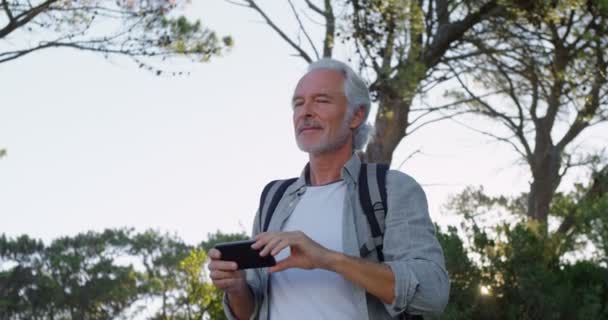 Senior Férfi Mozgatható Telefon Nél Vidéki Fotók Rákattint Egy Napfényes — Stock videók