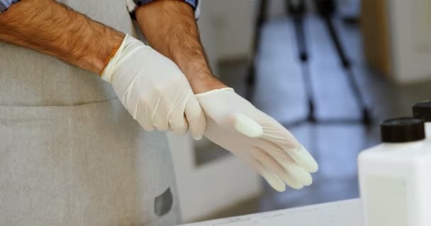 Mid Sectie Van Mannelijke Fotograaf Hand Handschoenen Fotostudio — Stockvideo