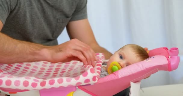 Pai Colocando Seu Bebê Para Dormir Cama Bebê Casa — Vídeo de Stock