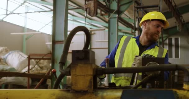 Aufmerksame Männliche Arbeiter Arbeiten Maschine Lager — Stockvideo