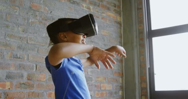 Roztomilá Dívka Pomocí Soupravu Pro Virtuální Realitu Úřadu — Stock video