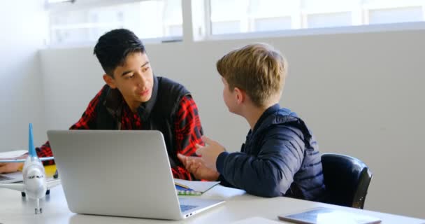 Bambini Che Discutono Insieme Modello Aeroplano Istituto Formazione — Video Stock