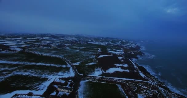 Flygfoto Över Snöiga Landskapet Och Havet Skymningen — Stockvideo