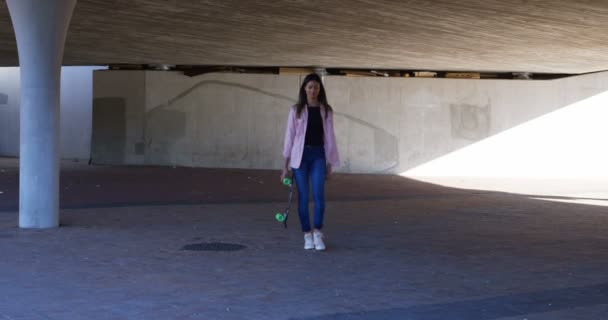 Jonge Vrouw Lopen Onder Viaduct — Stockvideo