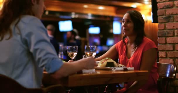 Casal Romântico Conversando Mesa Clube Noturno — Vídeo de Stock