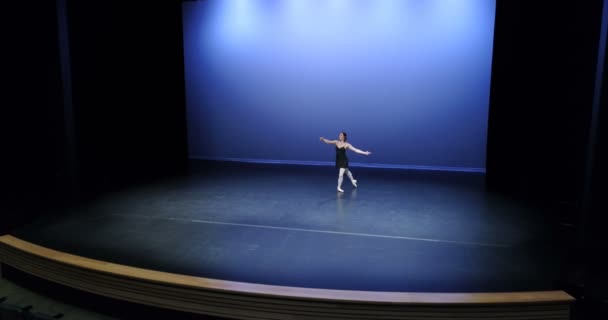 Prachtige Balletdanser Dansen Het Podium — Stockvideo