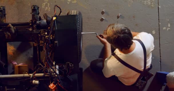 Obciążenie Związane Mężczyzna Usuwania Mechanik Samochodów Opon Klucz Rim — Wideo stockowe