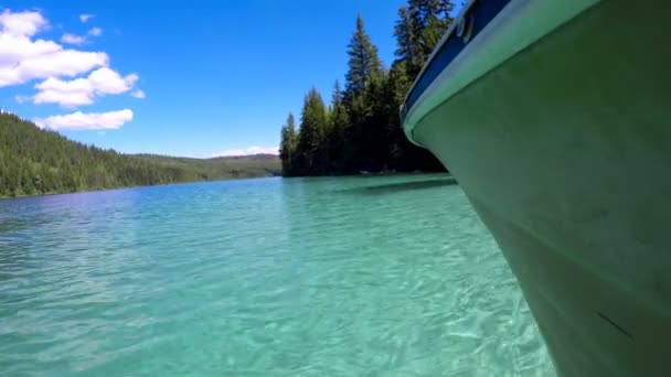 Close Boat Turquoise River Riding Sunlight — Stock Video