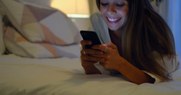 Mujer Sonriente Usando Móvil Cama Dormitorio Casa — Vídeo de stock