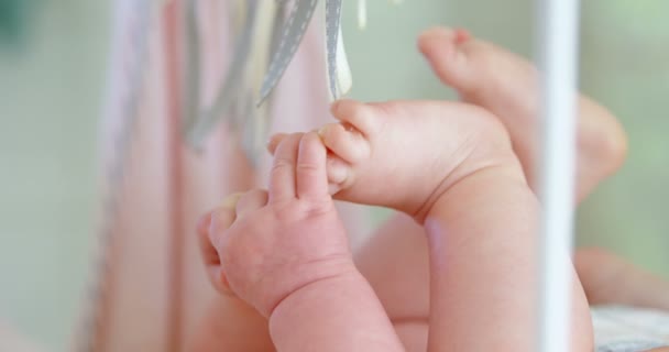 Närbild Baby Tittar Kameran Babysäng Hemma — Stockvideo