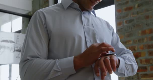 Sorrindo Executivo Masculino Usando Smartwatch Escritório — Vídeo de Stock