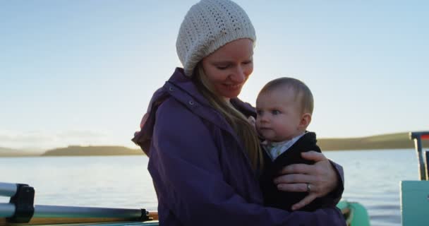 Mãe Com Seu Bebê Viajando Barco Motor Durante Dia Ensolarado — Vídeo de Stock