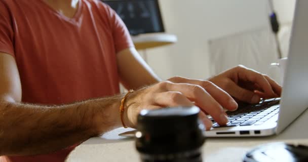 Mannelijke Fotograaf Met Laptop Fotostudio — Stockvideo