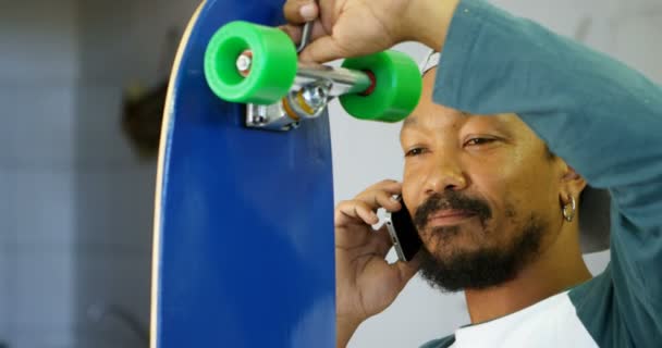 Uomo Che Skateboard Officina — Video Stock