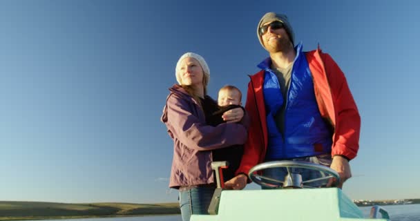 父母与婴儿乘坐摩托艇在河4K — 图库视频影像