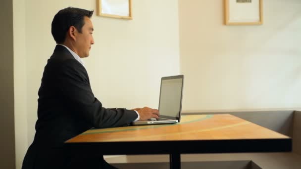 Empresário Usando Laptop Mesa Café — Vídeo de Stock