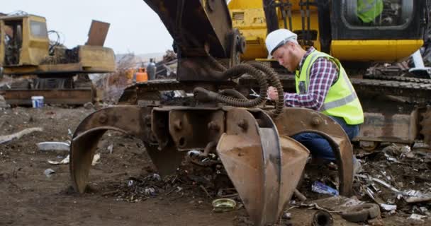 Hombre Trabajador Mirando Máquina Depósito Chatarra — Vídeos de Stock