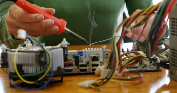 Mid Sectie Van Vrouwelijke Elektrotechnicus Solderen Een Circuit Bord — Stockvideo