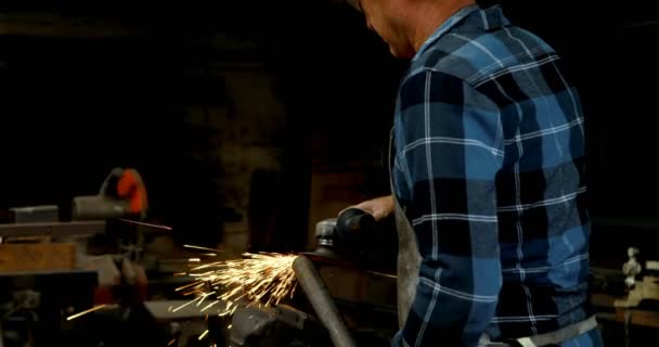 Ferreiro Usando Máquina Moedor Haste Oficina — Vídeo de Stock