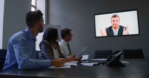 Προσεκτικός Στελέχη Κάνοντας Τηλεδιάσκεψης Στο Γραφείο — Αρχείο Βίντεο
