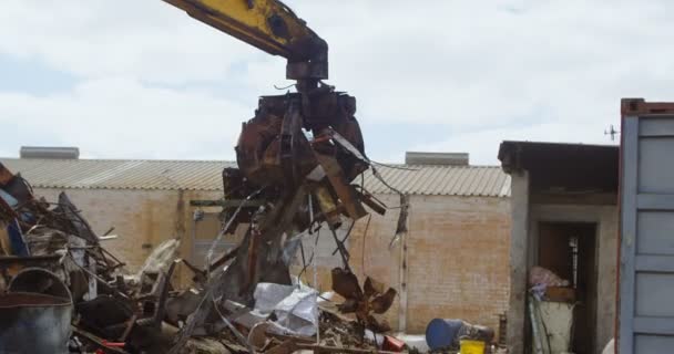 Moderna Máquina Excavadora Que Opera Depósito Chatarra — Vídeo de stock
