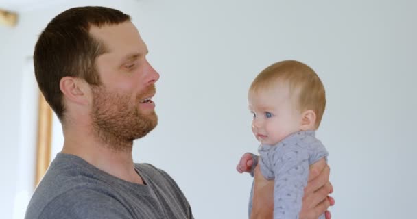 Babası Onun Bebekle Evde Oynamak — Stok video