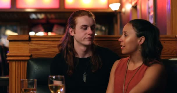 ナイトクラブ でソファで話している若いカップル — ストック動画