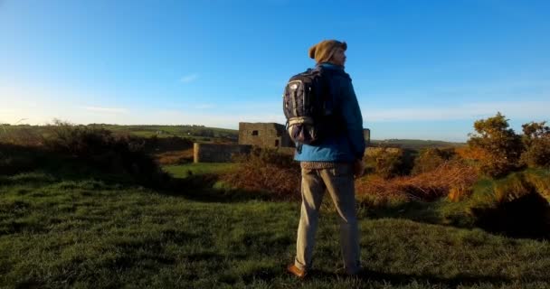 Achteraanzicht Van Mannelijke Wandelaar Wandelen Landschap — Stockvideo