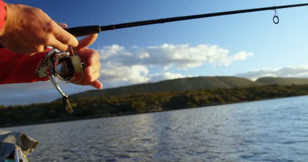 Close Homem Que Pesca Rio — Vídeo de Stock