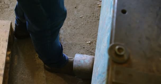Erkek Işçisi Depoda Makinede Orta Bölümünde — Stok video